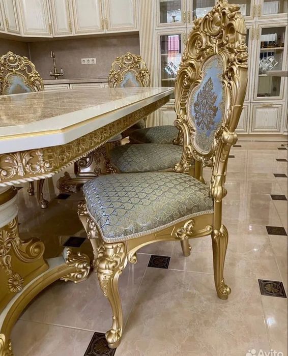 Продам кухонный стол со стульями