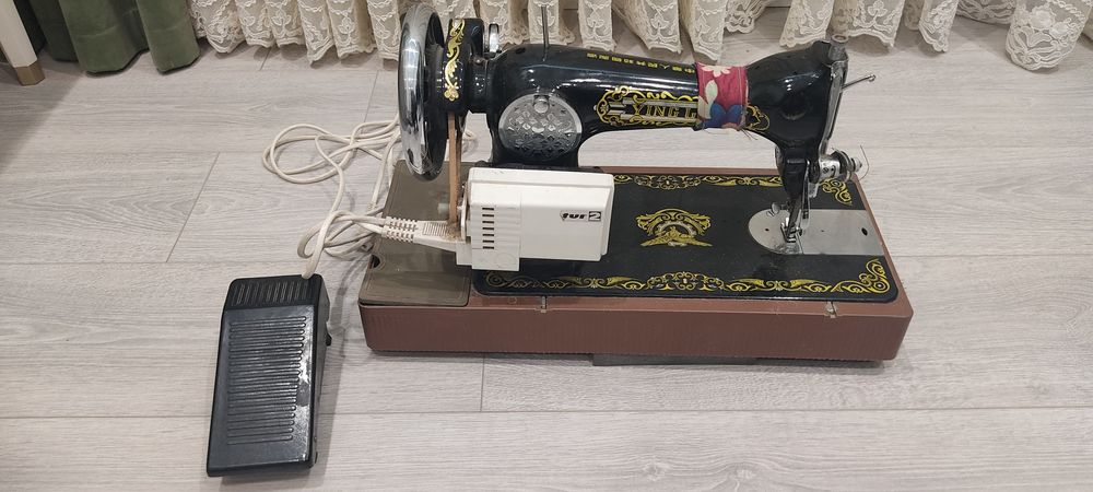 Продам электрическую швейную машинку