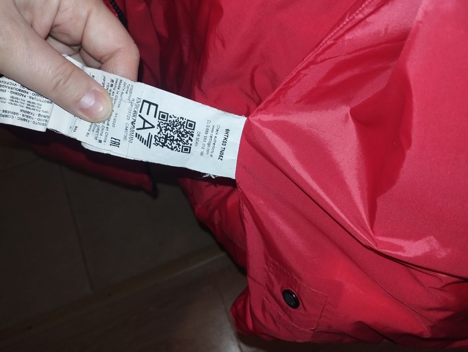 Продам куртку EA7 размер 44-46 L