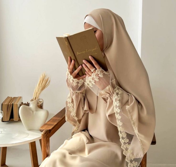 Базовое розовое платье и шарф