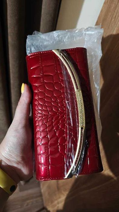 Продавам червен портфейл