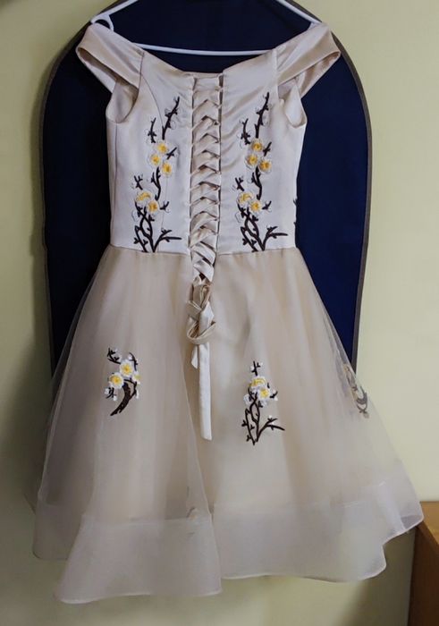 Рокля с ръчна бродерия (бежаво)