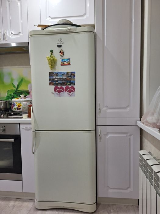 Продам холодильник Индезит б/у  рабочем состояний. Цена 20000 тенге