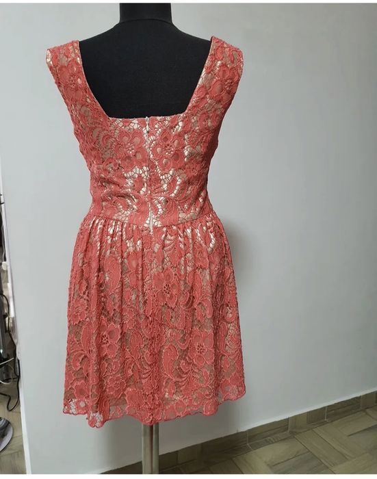 Rochie corai dantela, model baby doll, prezinta captuseala contrastanta