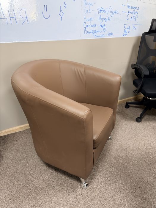 удобное кожанное кресло