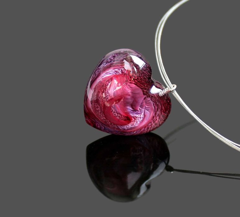 Ръчно изработено колие сърце от епоксидна смола – Авторска бижутерия