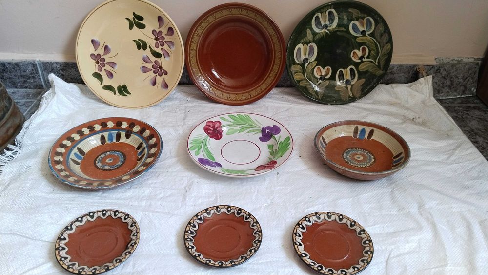 Стари глинени рисувани чинии