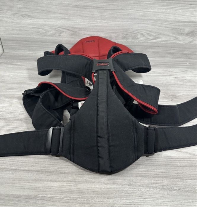 Marsupiu ergonomic BabyBjörn Active negru/roșu din bumbac pentru bebeluși