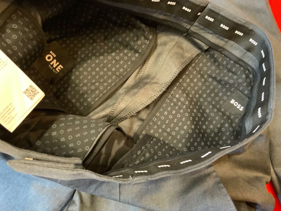 Hugo Boss-оригинален костюм 32 размер панталон и 50л сако