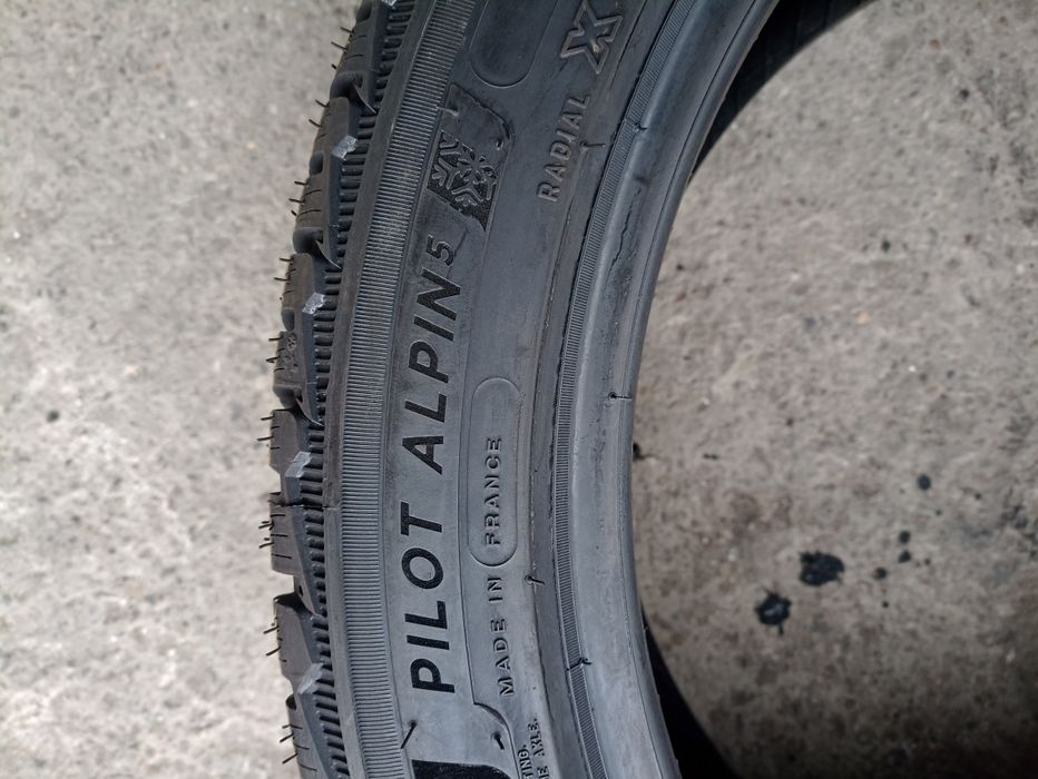 2 anvelope de iarna Michelin 235/45 R19 dot 3820