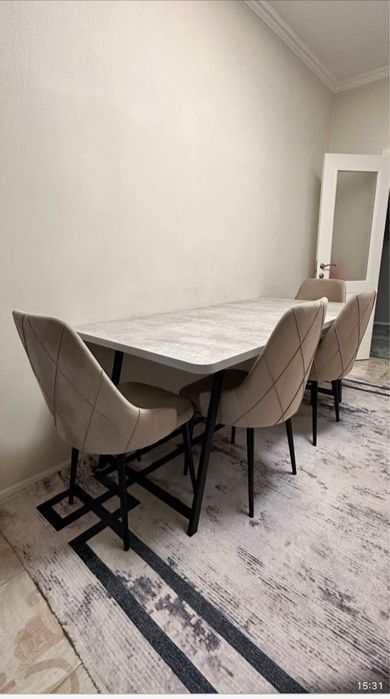 Кухонный стол и 4 стула