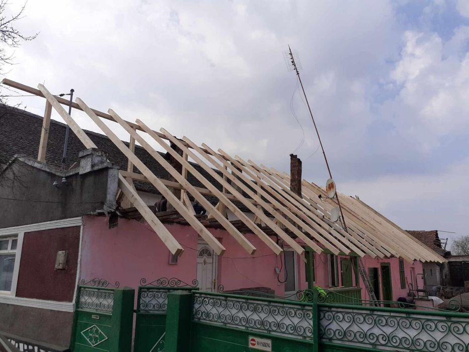 Executăm Reparații Acoperișuri și Lucrări de Construcții 	•