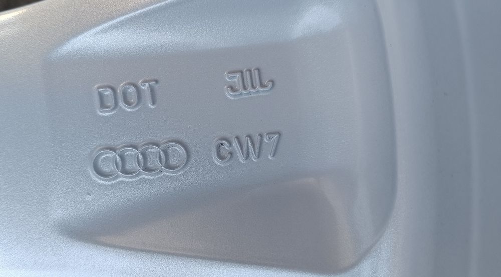 Оригинални джанти  с гуми зимни 19 цола за Audi Q3 Sq дот 2023г Нови!!
