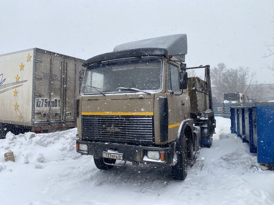 Вывоз мусора специальной техникой