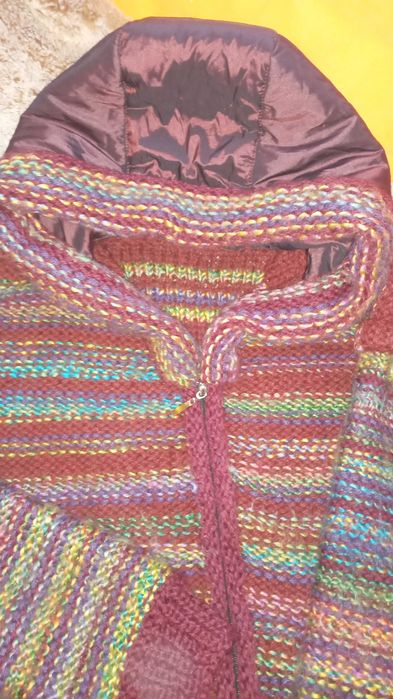 Ръчно плетена вълнена жилетка с качулка