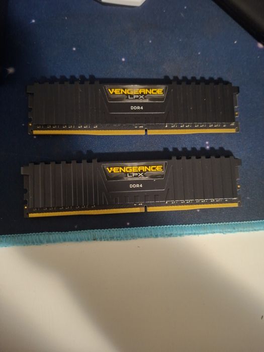 Vand memorie ram corsair 2x4GB