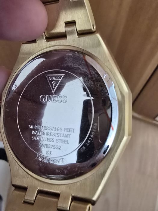 Златист часовник Guess