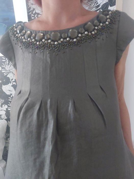 Дамска рокля,отговаря на размер м,много интересна,нашити камъни,от  me