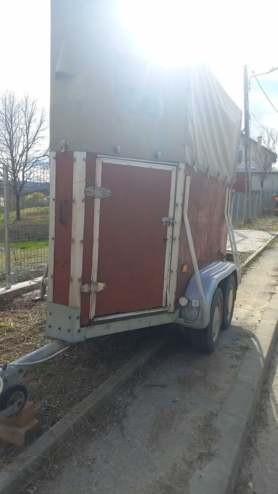 Vând remorcă cai.