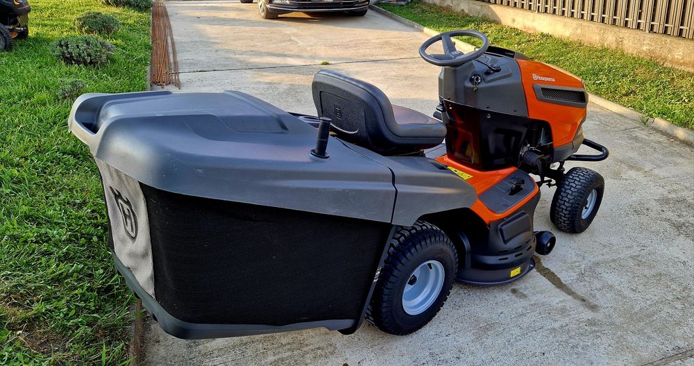 Tractoras gazon / iarba Husqvarna motor Briggs&Stratton 18 CP