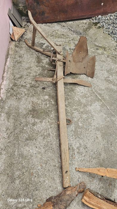 Vand lot unelte agricole vechi, țărănești - roti car, plug, jug - decor