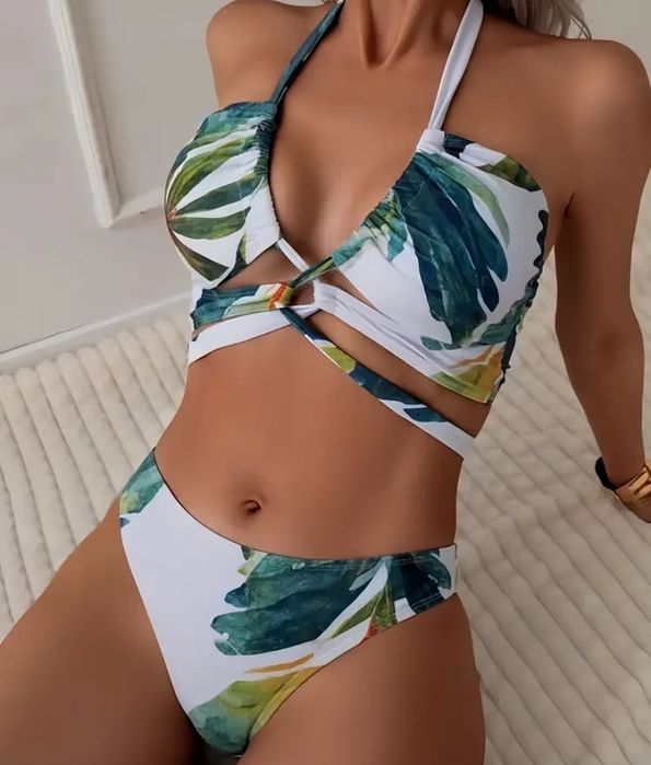 Нов бански две части