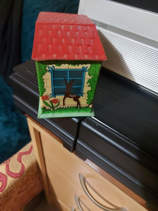 Детска касичка с езиче.