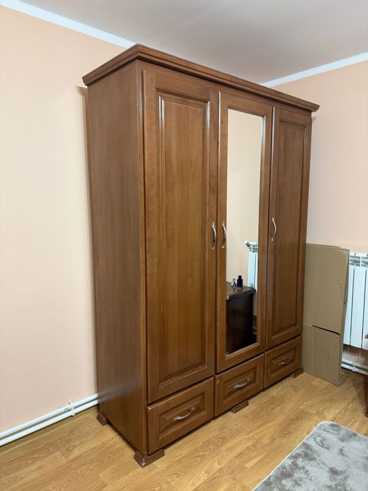 Mobilă dormitor din lemn masiv