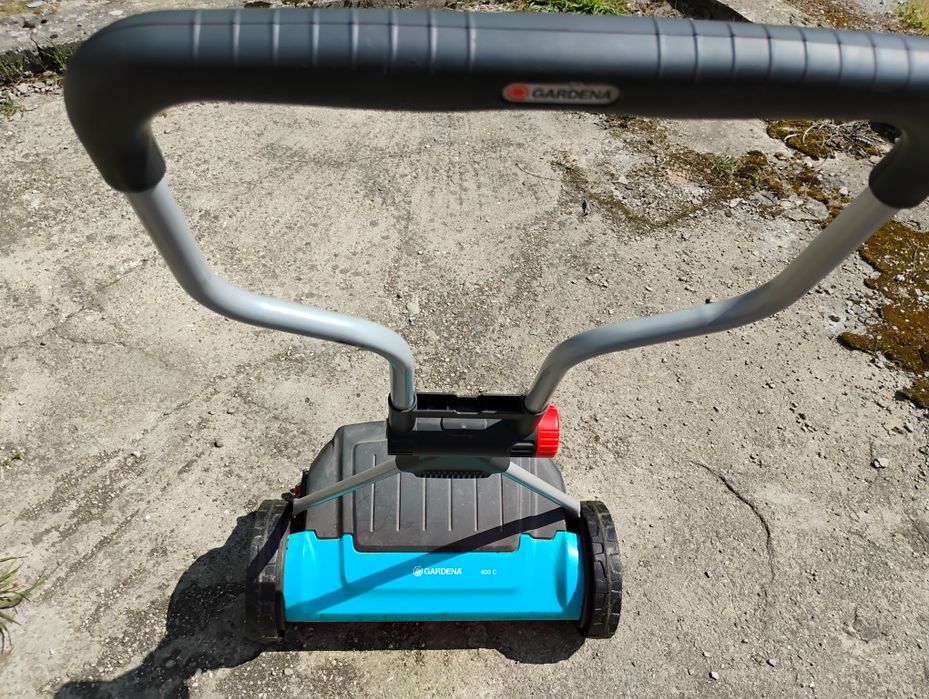 Vând trimer manual pentru gazon.