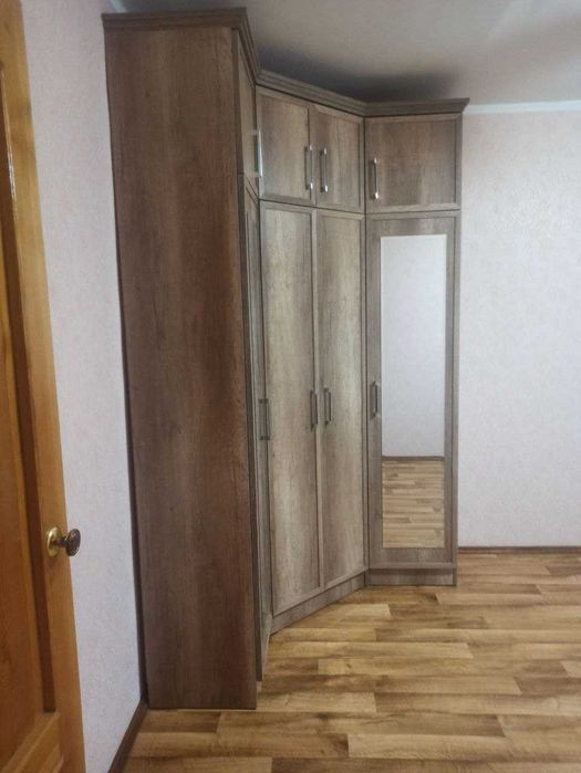Шкаф угловой фабричный в полном комплекте с зеркалами и антресолями!