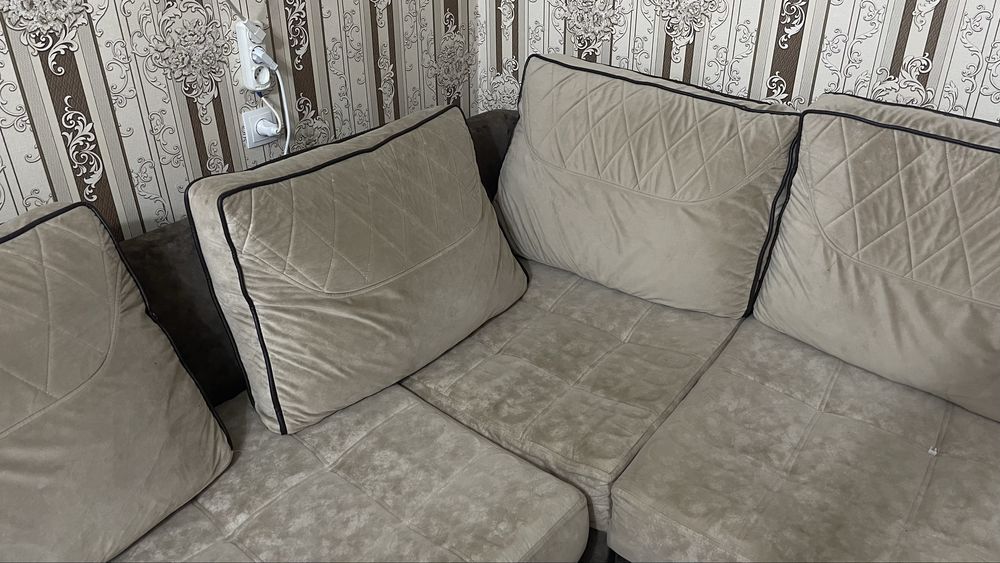 Продается диван состояниее среднее