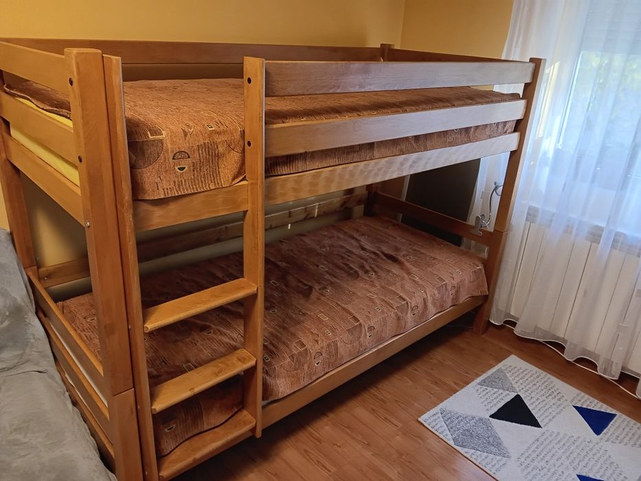 Vand pat suprapus , din lemn masiv.