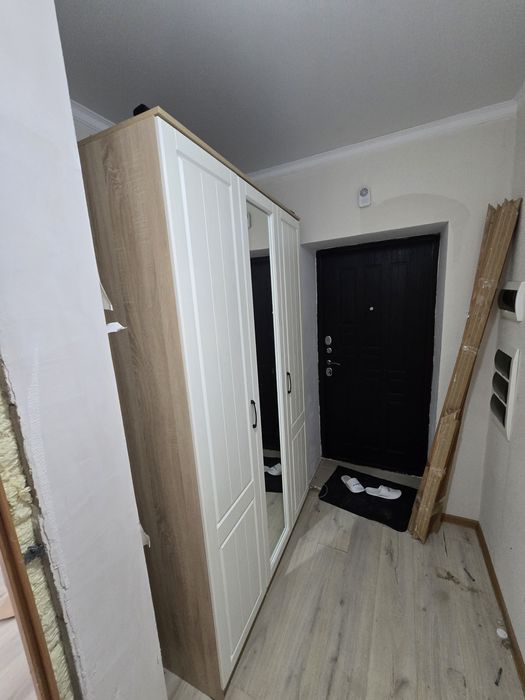 Шкаф с зеркалом в квартиру
