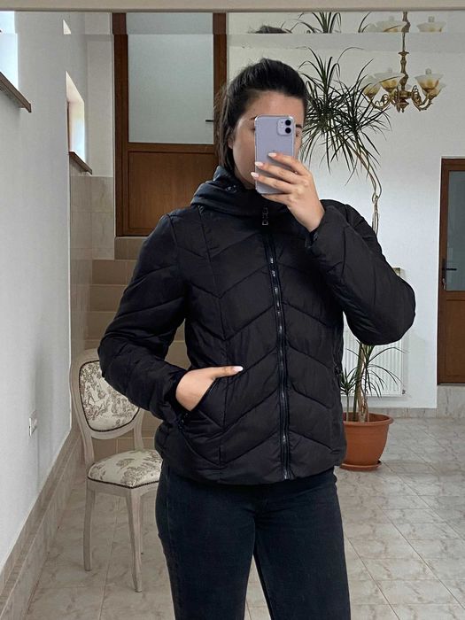 Geaca neagra, cu gluga, pentru femei