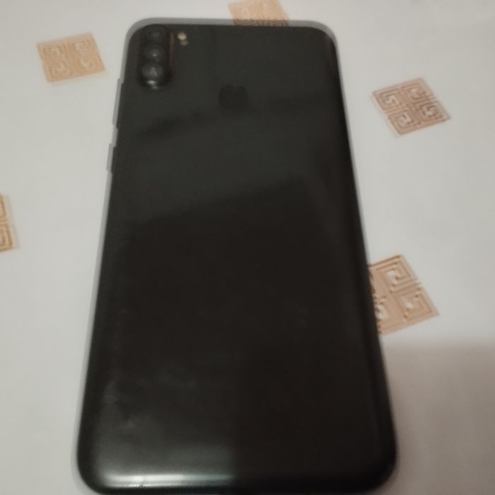 Samsung galaxy A11.  Zoʻr qatpaydi. Qaptalli kishkene shatnap ketken