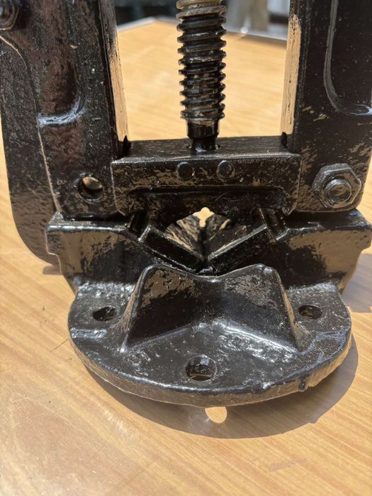 Тръбно менгеме стоманено