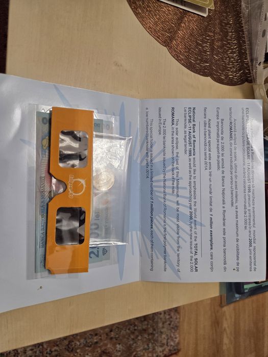 Bancnota de eclipsa  2000 cu seria 001A  și monede