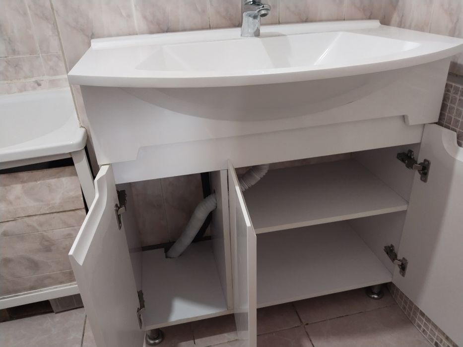 Раковина с тумбой и зеркало