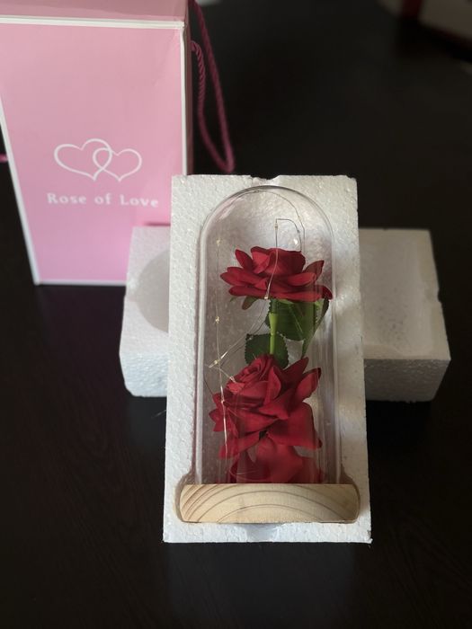 Вечна роза под стъклен купол