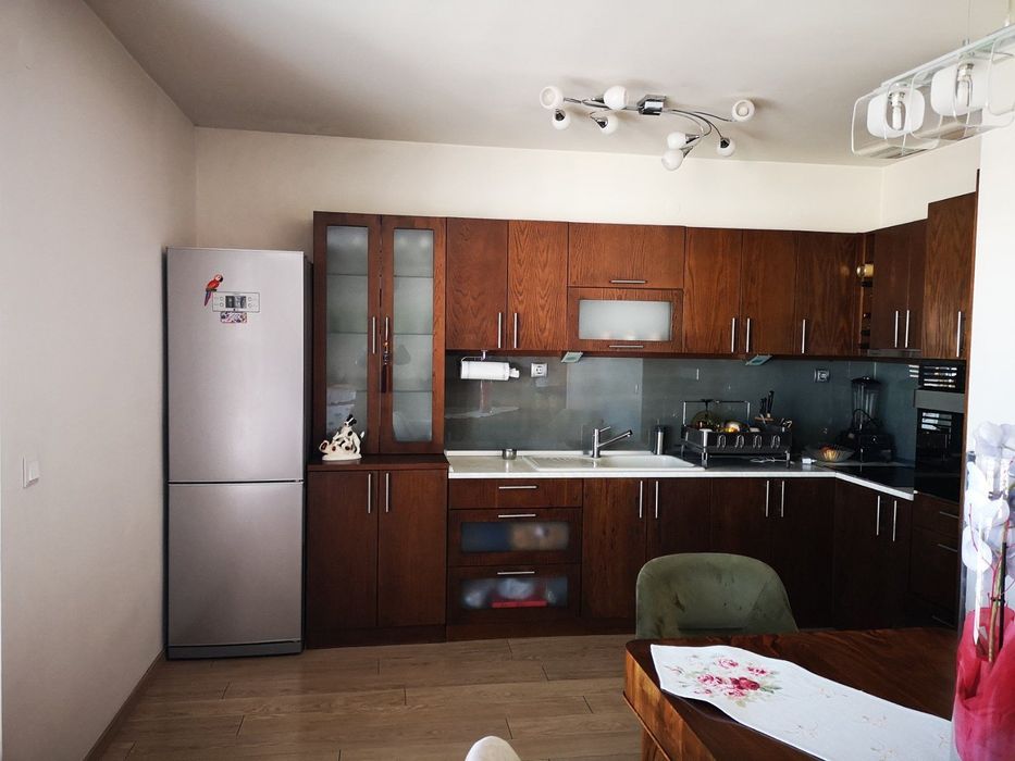 Кухня МДФ с естествен фурнир орех с лаково покритие