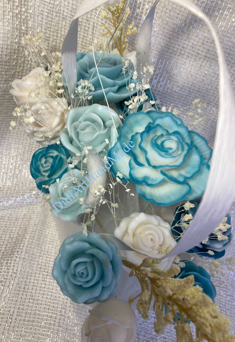 Луксозен букет от соеви  свещи в тюркоаз и бяло – ръчна изработка