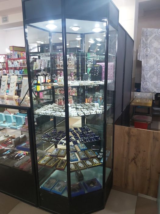 Срочно продаются витрины для бизнеса