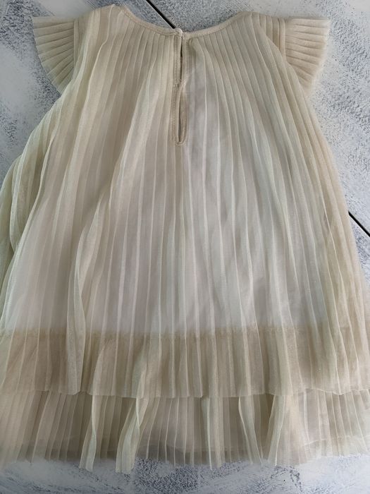 Детска рокля Mayoral с плисиран ефект и панделка