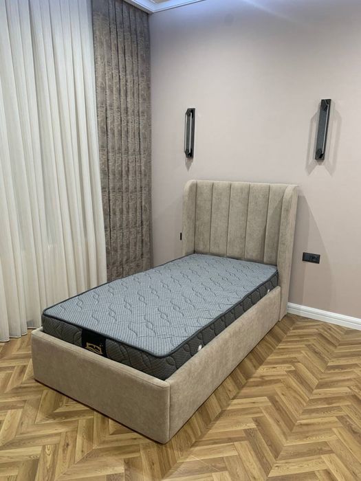 Кровать с бархотом