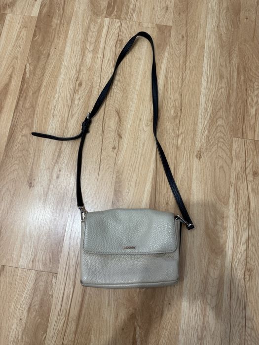 DKNY оригинална дамска чанта от естествена кожа