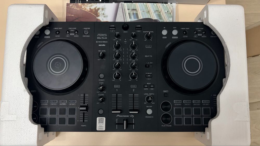DJ контроллер Pioneer DJ DDJ-FLX4