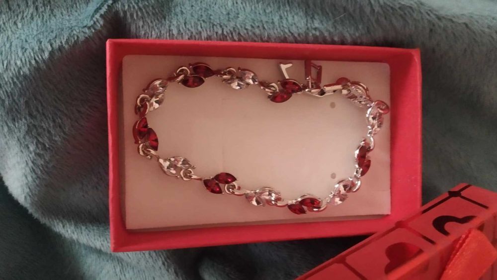 Сребърна,масивна дамска гривна. Страхотен, нов модел. В кутия