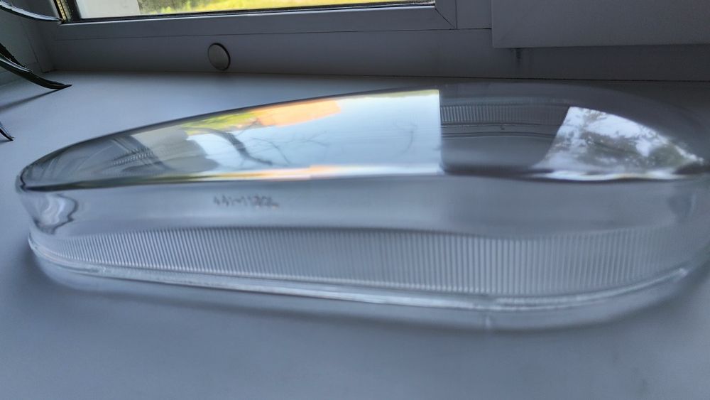 Vw golf 4 Стекло фары левое.