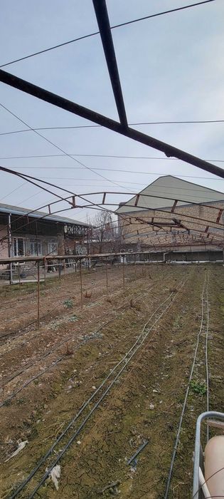 Yer hisobida uy sotiladi. 6 sotix. Zangiota ziyoratgohi yaqinida.