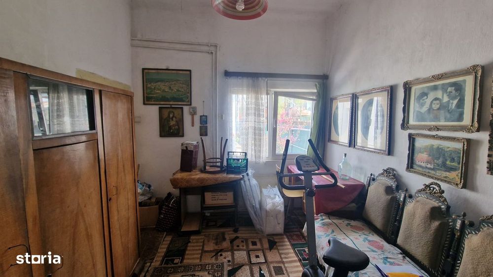Casă rezidențială din cărămidă cu garaj, pivniță si curte privată